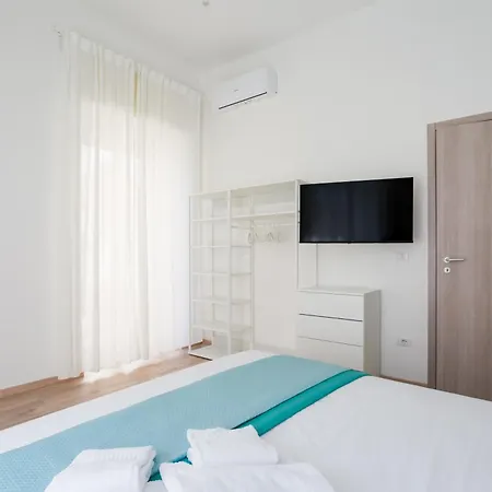 Metro Station By Dimorra * Neapel